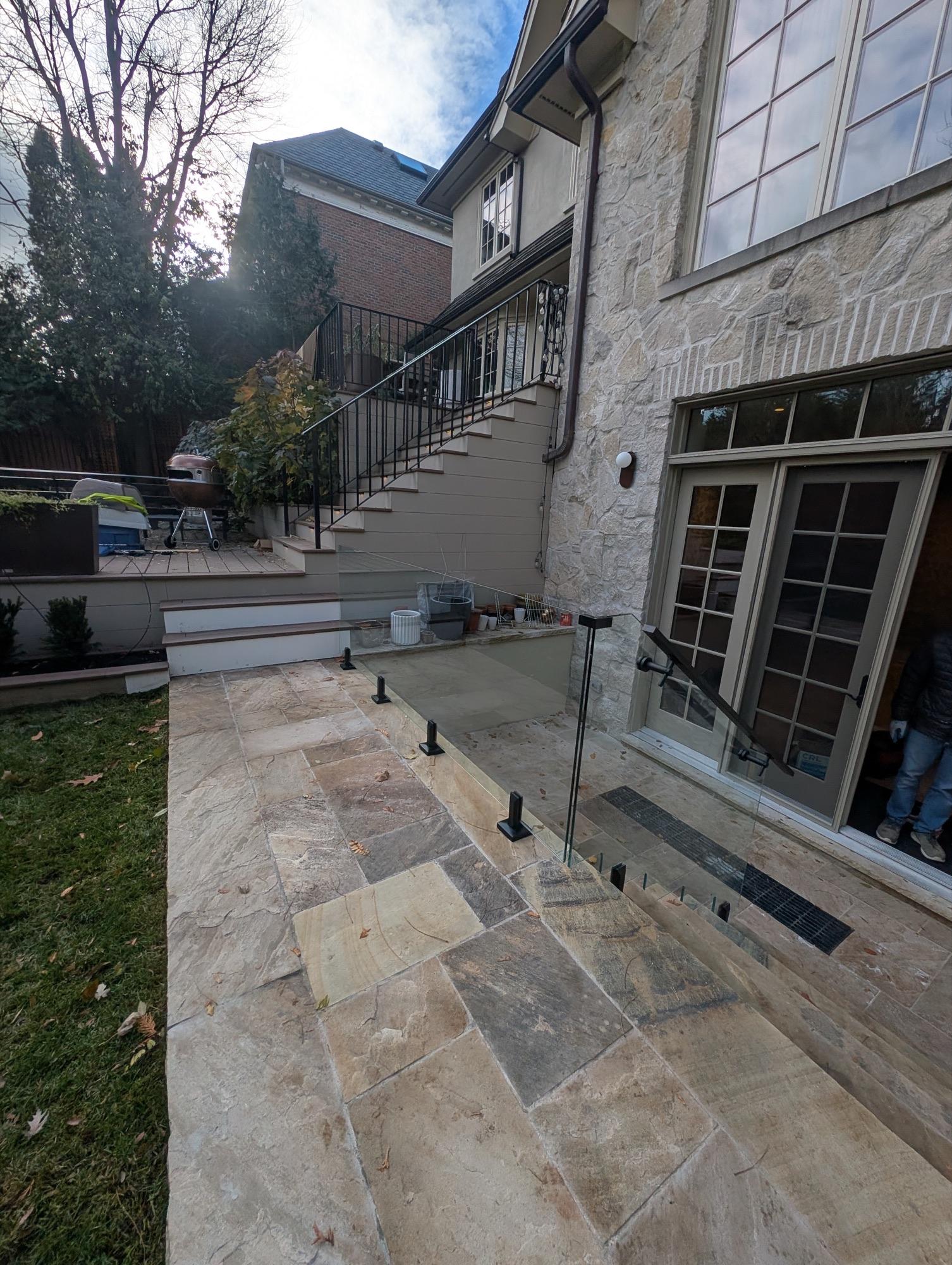 Modern exterior guardrail system with 12mm tempered safety glass