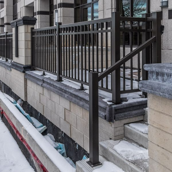 2025 Outdoor Design Trends: Black Aluminum & Frameless Glass