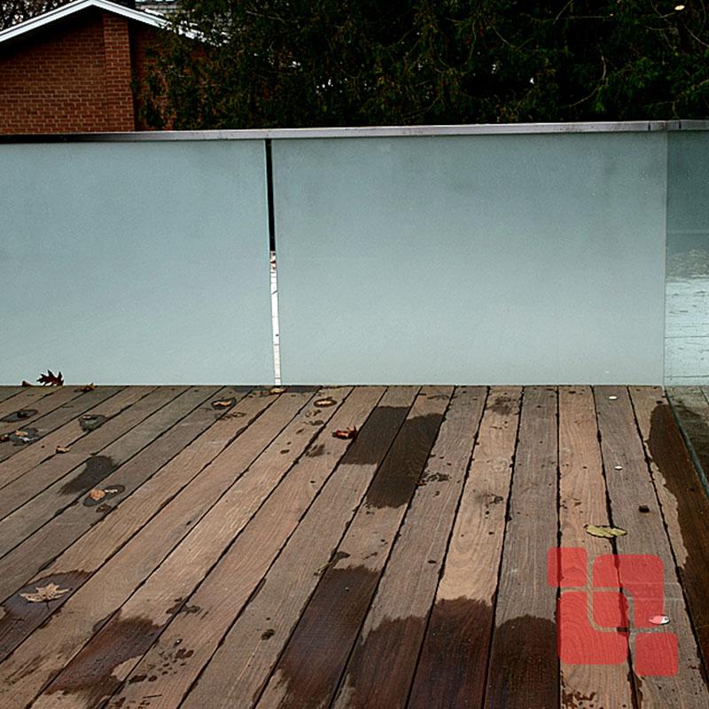 Frosted glass privacy screen on a modern deck Toronto
